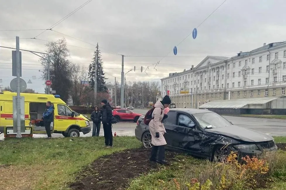 В Нижегородской области реанимобиль перевернулся после столкновения с BMW. Обложка © Telegram / Полиция Нижегородской области