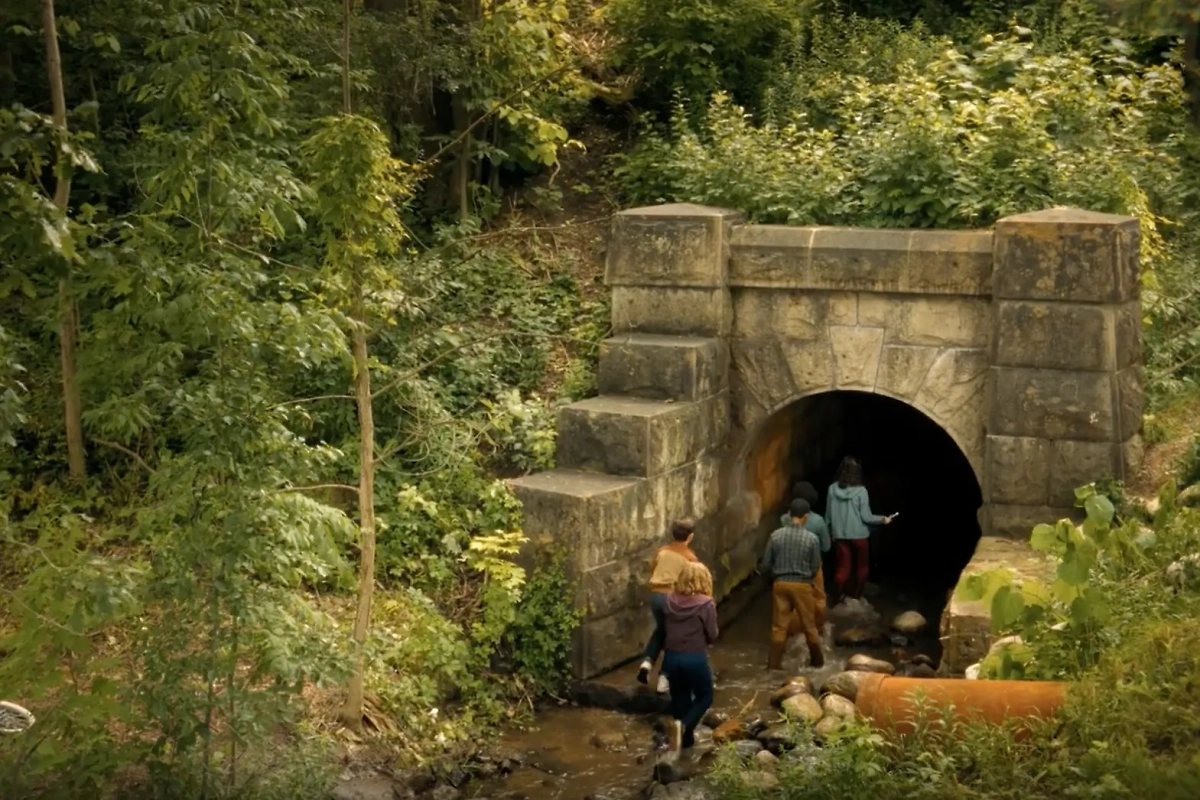 «Оно: добро пожаловать в Дерри» — сериал, про который можно найти множество интересных фактов. Фото © «Оно: Добро пожаловать в Дерри», режиссёр Андрес Мускетти, сценаристы Андрес Мускетти, Барбара Мускетти, Стивен Кинг и др. / Kinopoisk