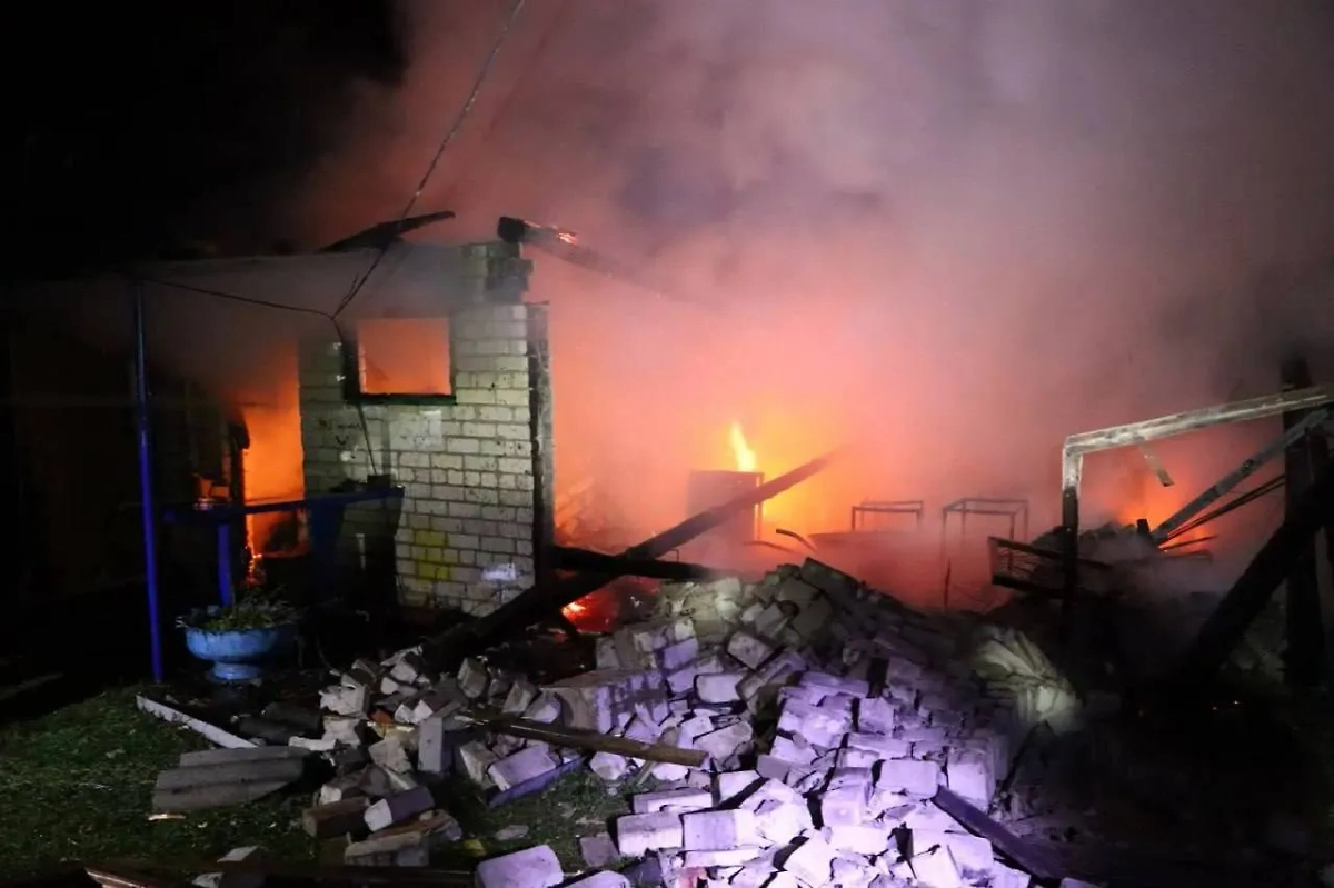 В Рыльске из-за атаки БПЛА загорелись хозпостройки возле подстанции. Обложка © Telegram / Александр Хинштейн