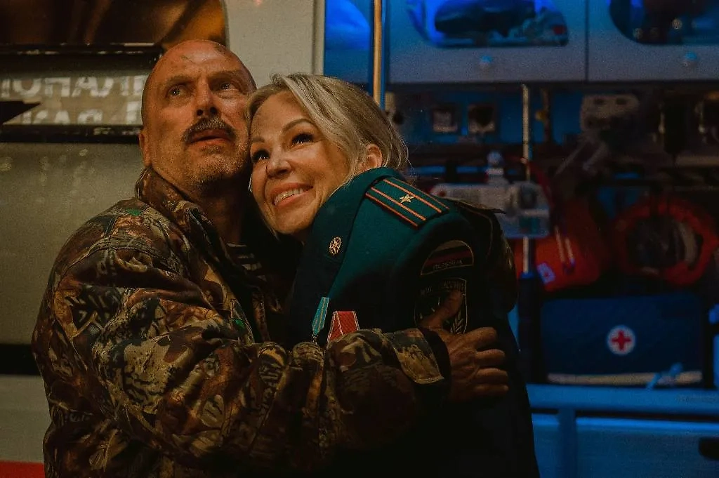 Кадр из фильма — Обложка. © «Ëлки 12» реж. Ольга Долматовская / Kinopoisk