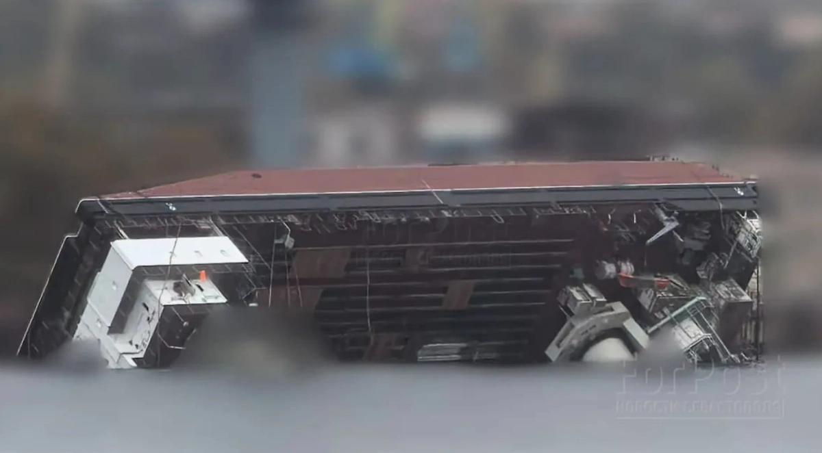 Плавкран, который перевернулся. Обложка © Telegram / ForPost. Новости Севастополя