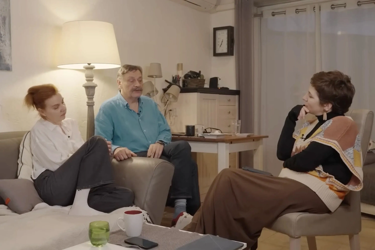 Дмитрий Назаров и Ольга Васильева ещё в марте 2023 года рассуждали, как скоро падёт Россия и они вернутся домой. Фото © YouTube / DNAZAROVofficial