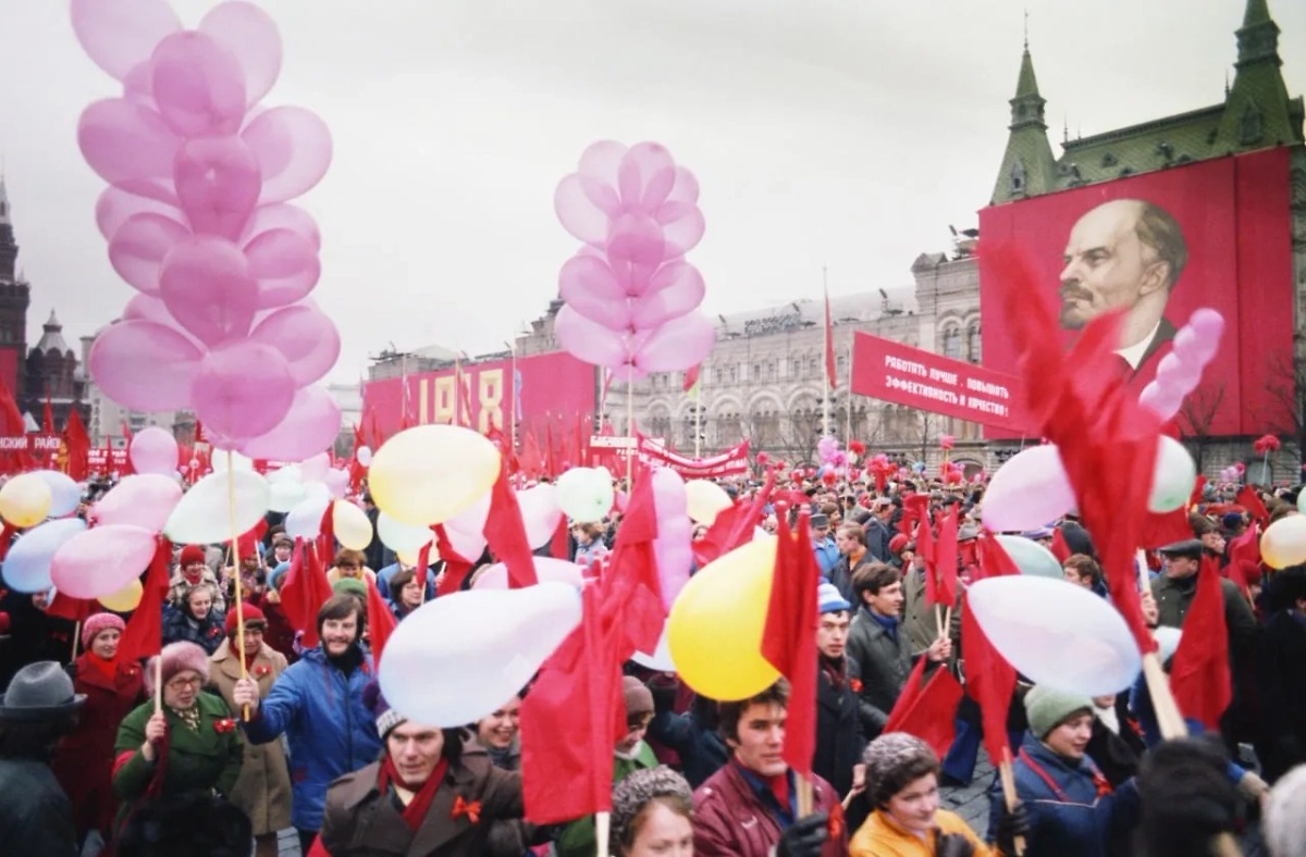 Эти короткие поздравления на 29 октября легко отправить в СМС, мессенджере или написать в открытке. Фото © ТАСС / Валентин Кузьмин, Валерий Христофоров