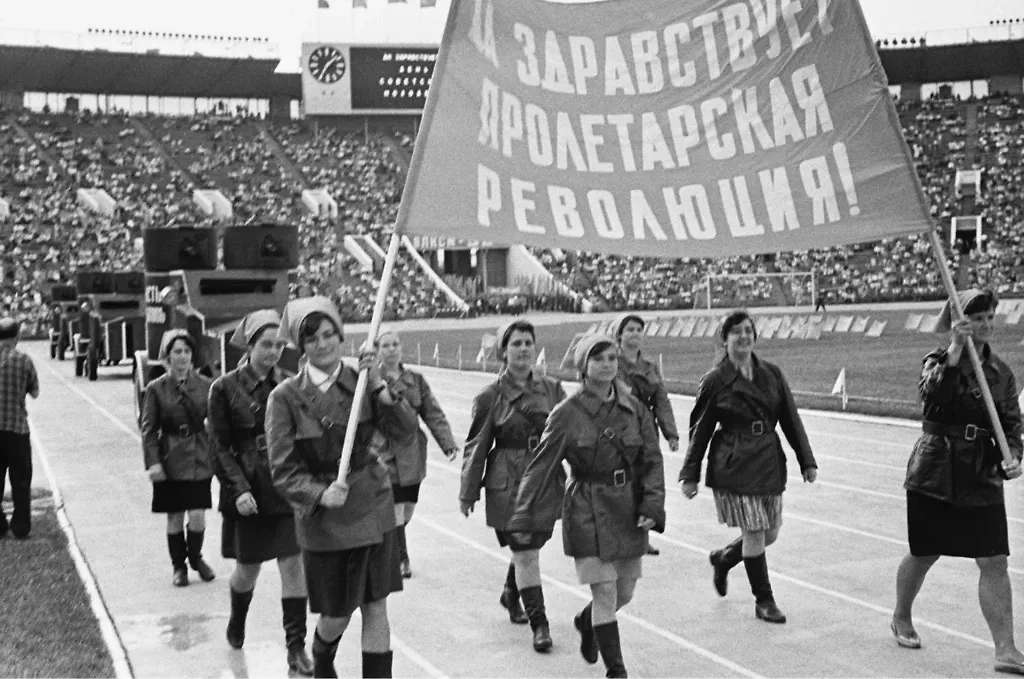 История комсомола в фотографиях: от съездов в Кремле до строек на Чукотке. Фото © ТАСС / Виктор Кошевой