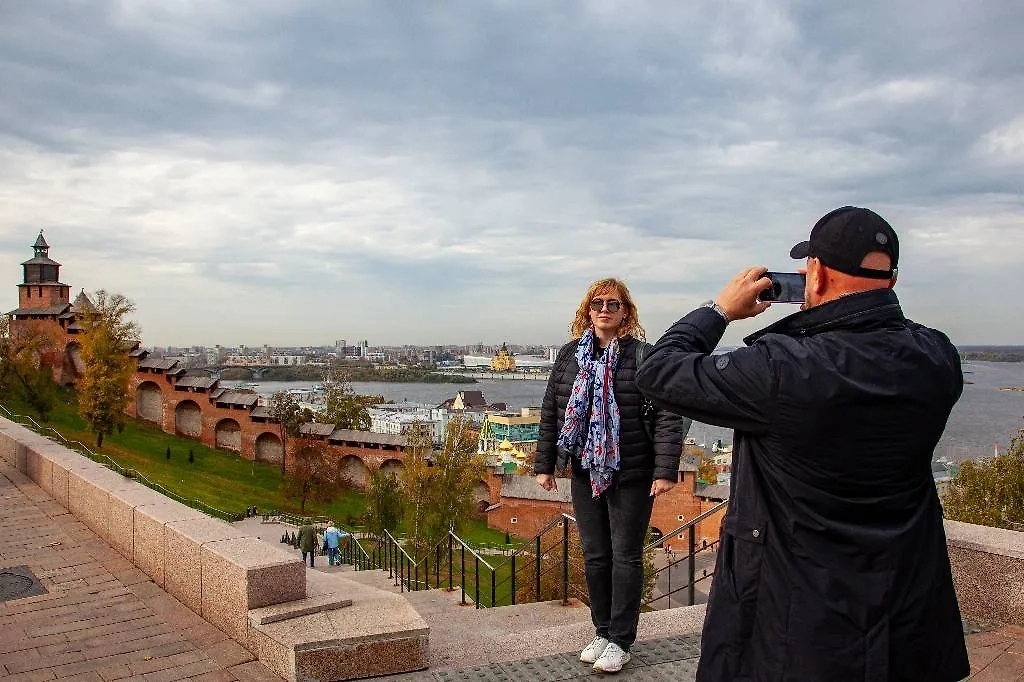 Туристы фотографируются на фоне Нижегородского кремля. Фото © Оксана Король/Бизнес Online/ТАСС 