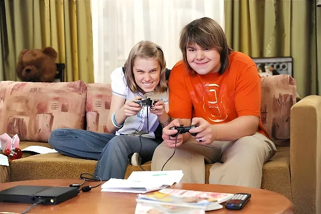 Михаил Казаков рос в атмосфере, где на улицах насилие было нормой. Но почему-то принёс насилие домой. Фото © Кадр из фильма «Папины дочки», режиссёр Ирина Васильева и др., сценарист Вячеслав Дусмухаметов и др. / Kinopoisk