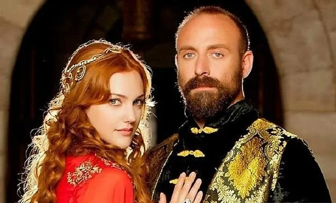 Сериал «Великолепный век», режиссёры Дурул Тайлан, Ягмур Тайлан, Мерт Байкал, Ягыз Алп Акайдин и Бурджу Алптекин. Обложка © kino-teatr.ru