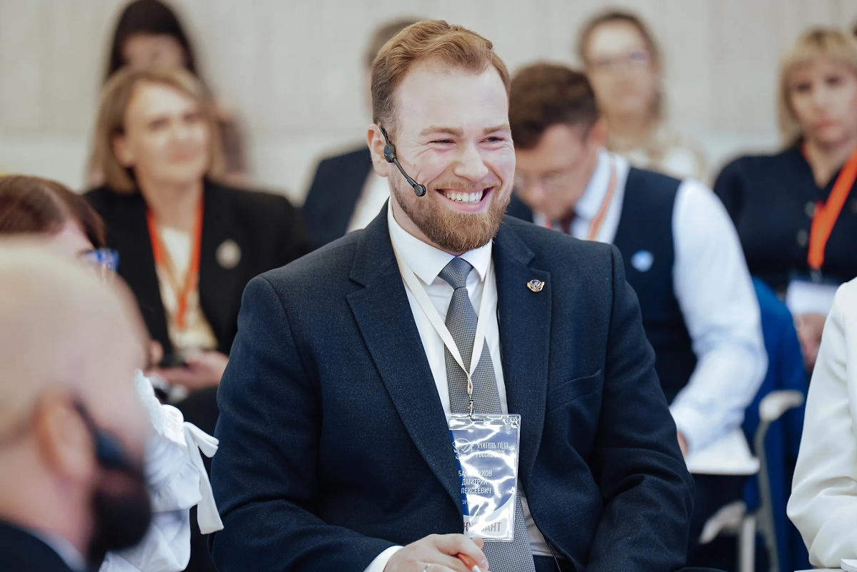 «Учителем года — 2025» стал преподаватель китайского и английского языков Дмитрий Баланчуков. Обложка © VK/ Конкурс «Учитель года России»