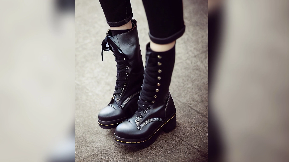 Большие тяжёлые ботинки с обложки альбома «Глюк’oza Nostra» 2003 года — всё. Фото © Shutterstock / FOTTODOM / ArtEvent ET