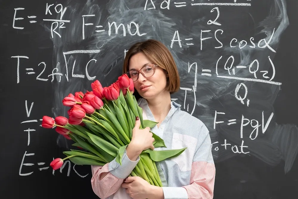 Лучшие примеры поздравлений от родителей на День учителя 5 октября. Фото © Shutterstock / FOTODOM / Vitaliy Abbasov