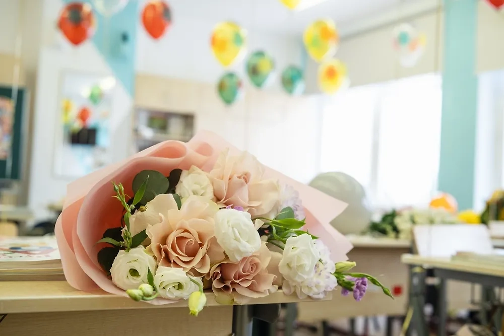 Как с Днём учителя поздравить всем классом: примеры поздравлений на праздник 5 октября. Фото © Shutterstock / FOTODOM / Galina-Photo