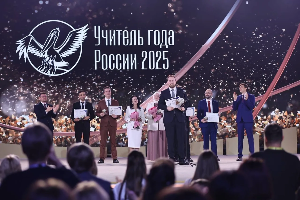 «Учителем года — 2025» стал преподаватель китайского и английского языков Дмитрий Баланчуков. Обложка © Telegram/Минпросвещения России