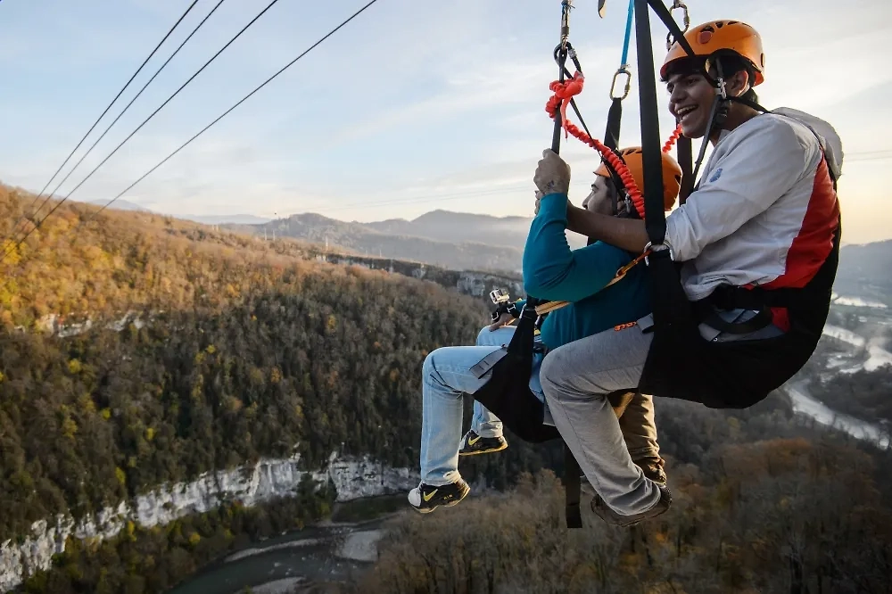 Взрослые в Сочи могут прокатиться на зиплайне. Фото © РИА «Новости» / Михаил Мокрушин