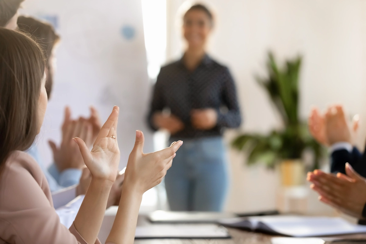 Поздравления для учителей старшей школы на День учителя. Фото © Shutterstock / FOTODOM / fizkes