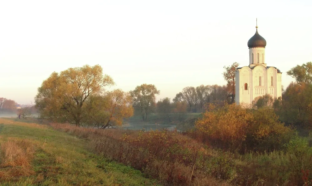 Храм Покрова Пресвятой Богородицы есть почти в каждом городе. Но лучше всего вы прочувствуете благодать в храме Покрова на Нерли. Фото © РИА Новости / Юрий Кавер