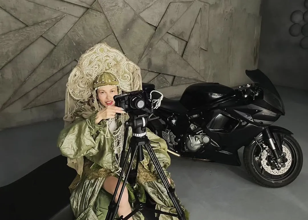 Кокошник на девушке из субкультуры байкеров — вы когда-то это видели? © Instagram (признан экстремистской организацией и запрещён на территории Российской Федерации) / uldusss