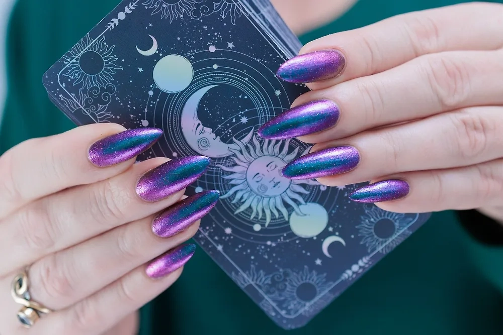 Как привлечь деньги с помощью маникюра в октябре 2025 года. Фото © Shutterstock / FOTODOM / TanitaKo