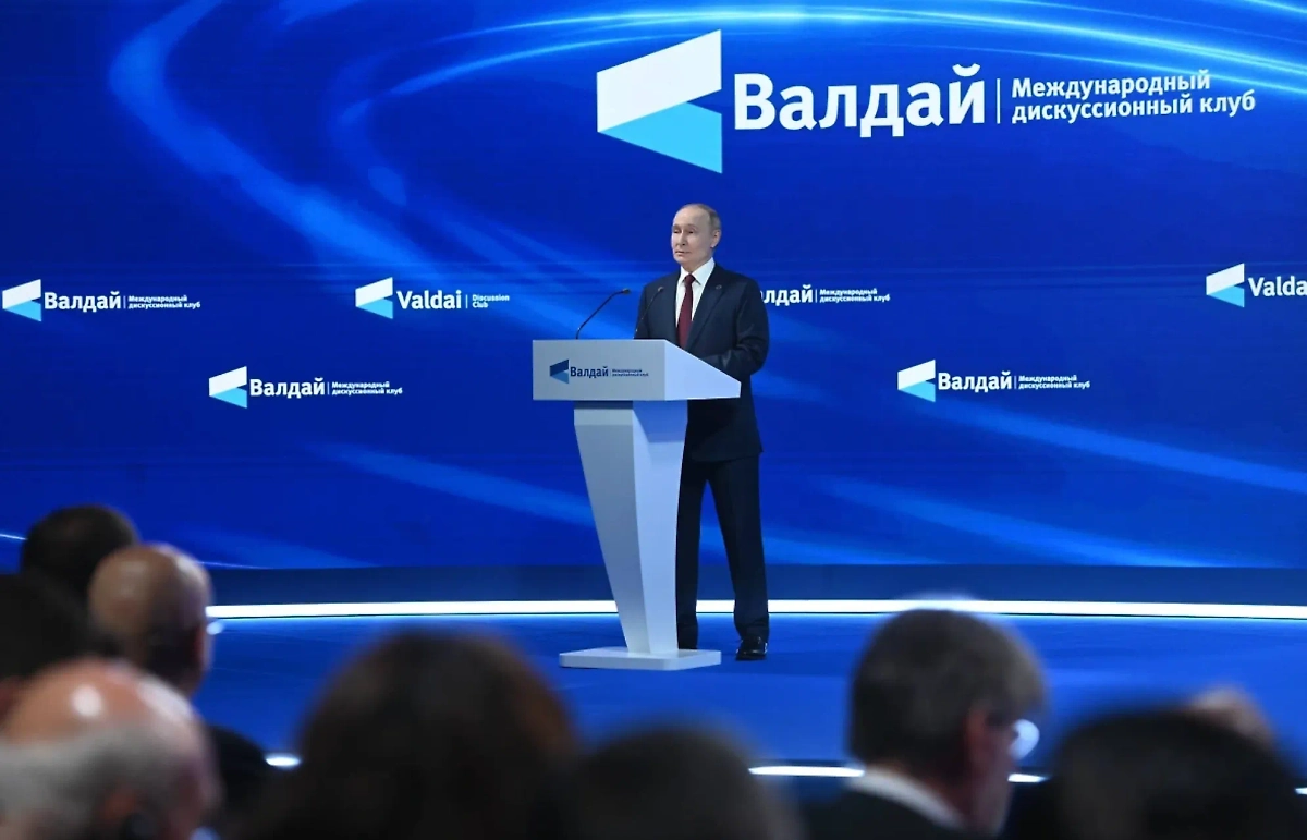 Путин на «Валдае» особенно отметил тренд на кокошники, который стал популярным совсем недавно. Фото © Life.ru