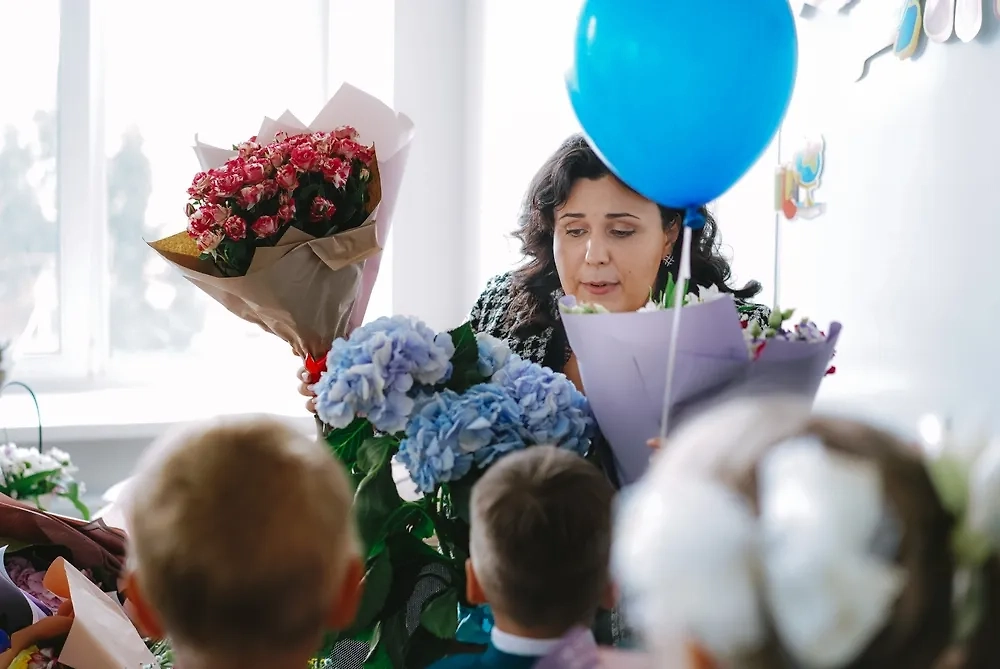 Поздравления от учеников на День учителя 2025: лучшие примеры. Фото © Shutterstock / FOTODOM / Yulia Raneva