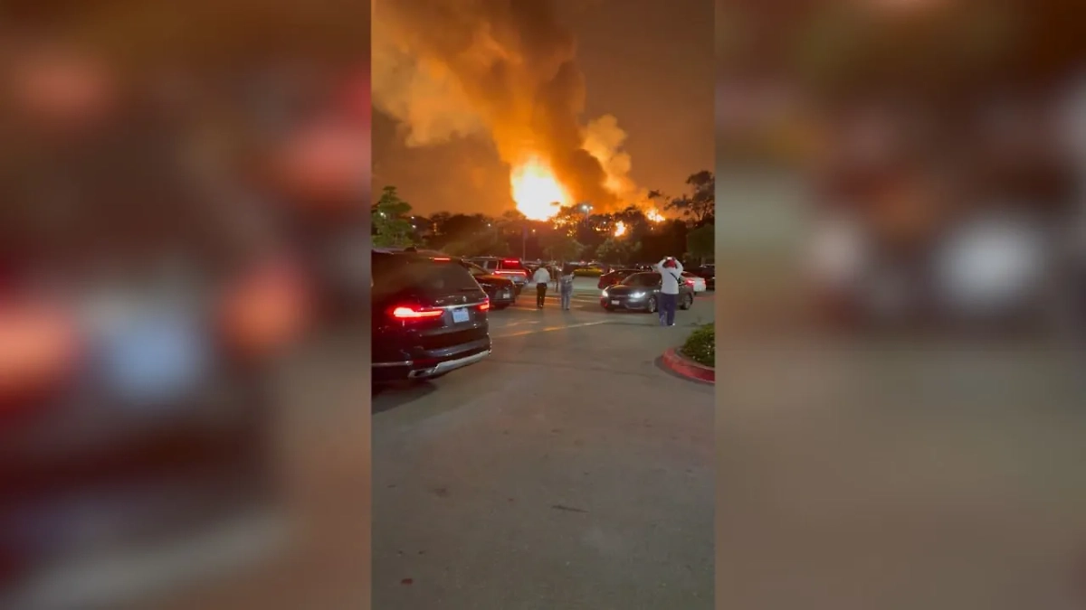 Пожар на на нефтеперерабатывающем заводе Chevron в Южной Калифорнии в США. Обложка © Х / Breaking 4 News