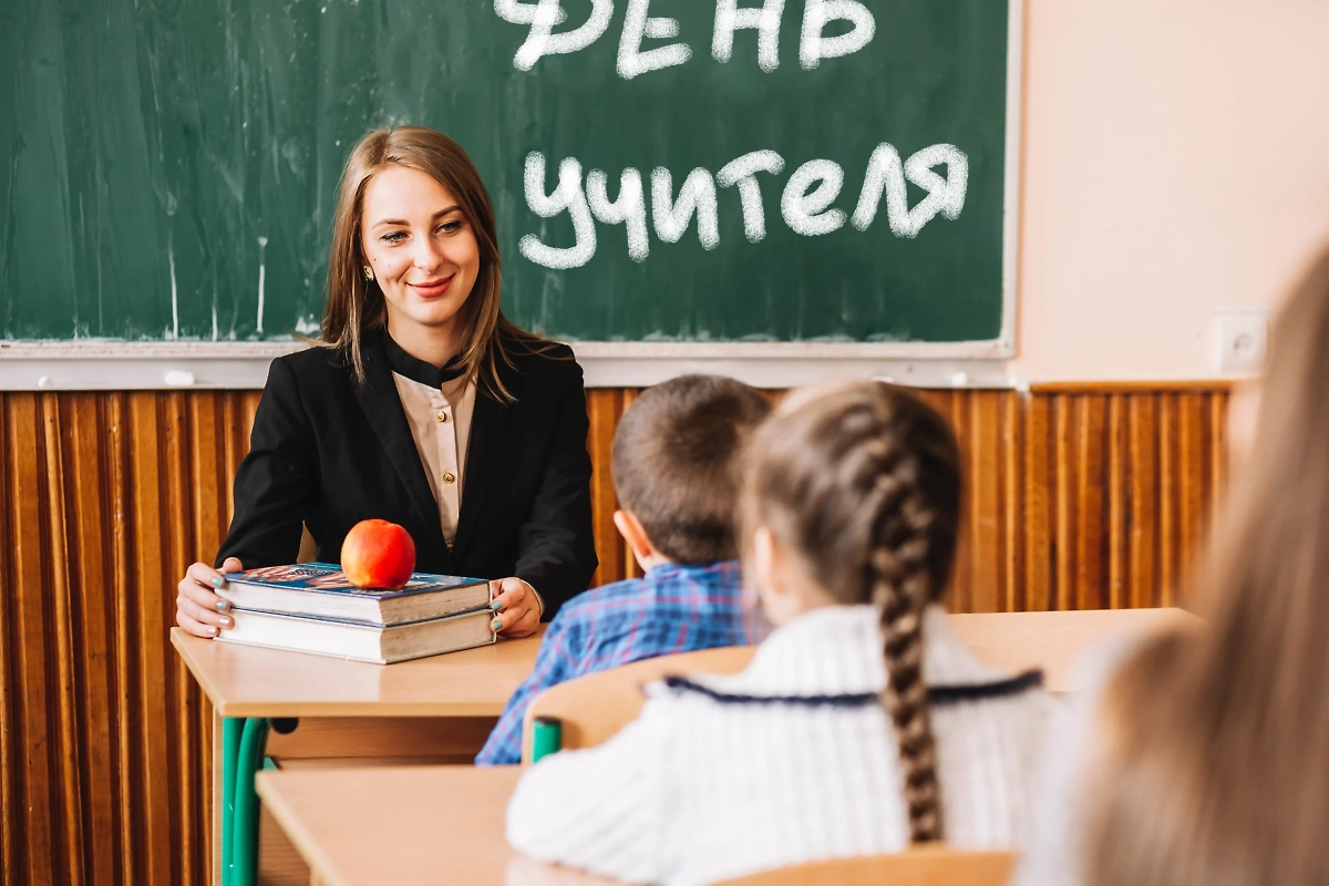 Поздравления для учителей средней школы на День учителя 5 октября 2025 года. Фото © Freepik 