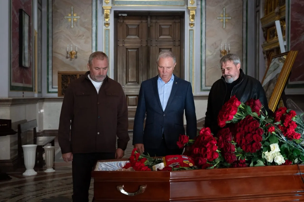 Сальдо на прощании с Леонтьевым. Фото © Telegram / Владимир Сальдо