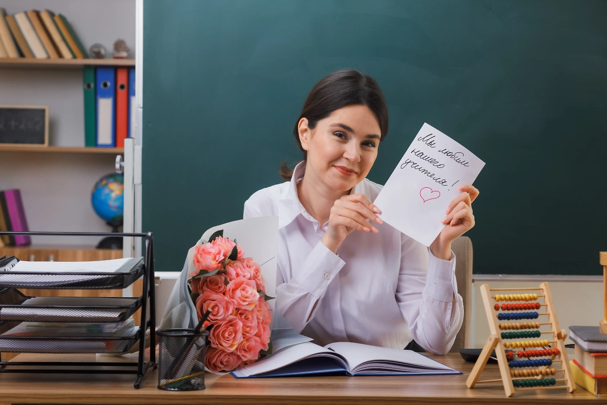 Поздравления с Днём учителя 2025: подборка лучших поздравлений на любой случай. Обложка © коллаж © Life.ru, фото © Freepik / stockking