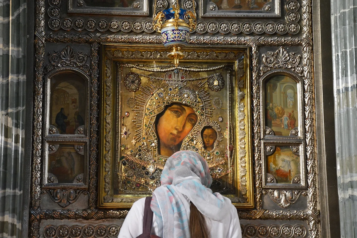 Праздник Казанской Божией Матери, вернее, её иконы — что это за торжество и какие у него традиции. Обложка © Shutterstock / FOTODOM / nikitich viktoriya