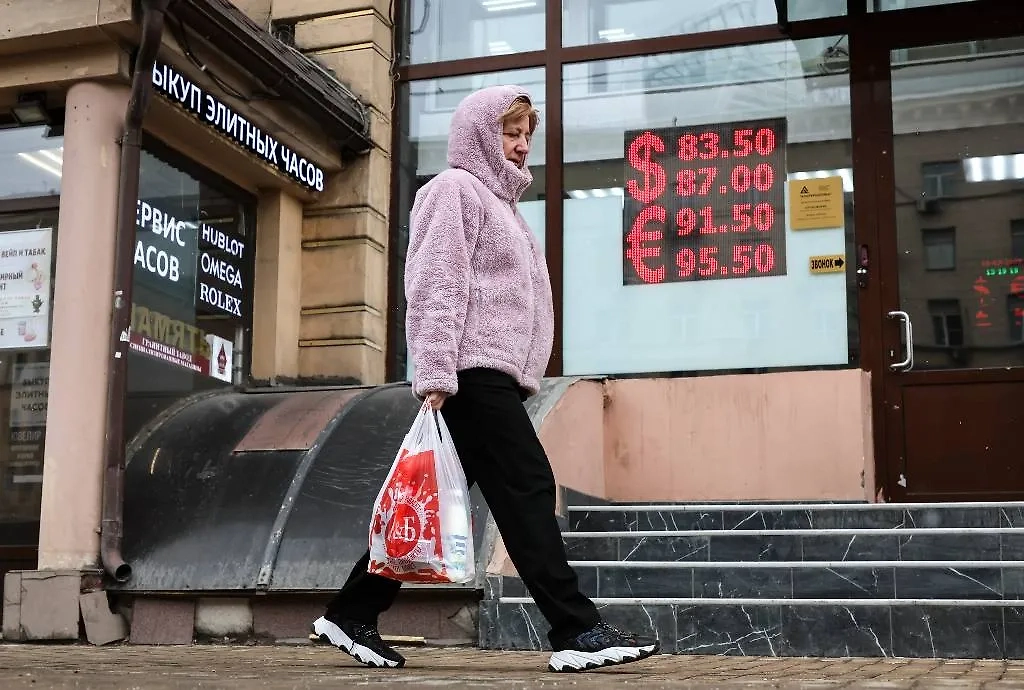Экономисты сделали прогноз курса доллара на следующую неделю. Обложка © ТАСС / EPA / YURI KOCHETKOV