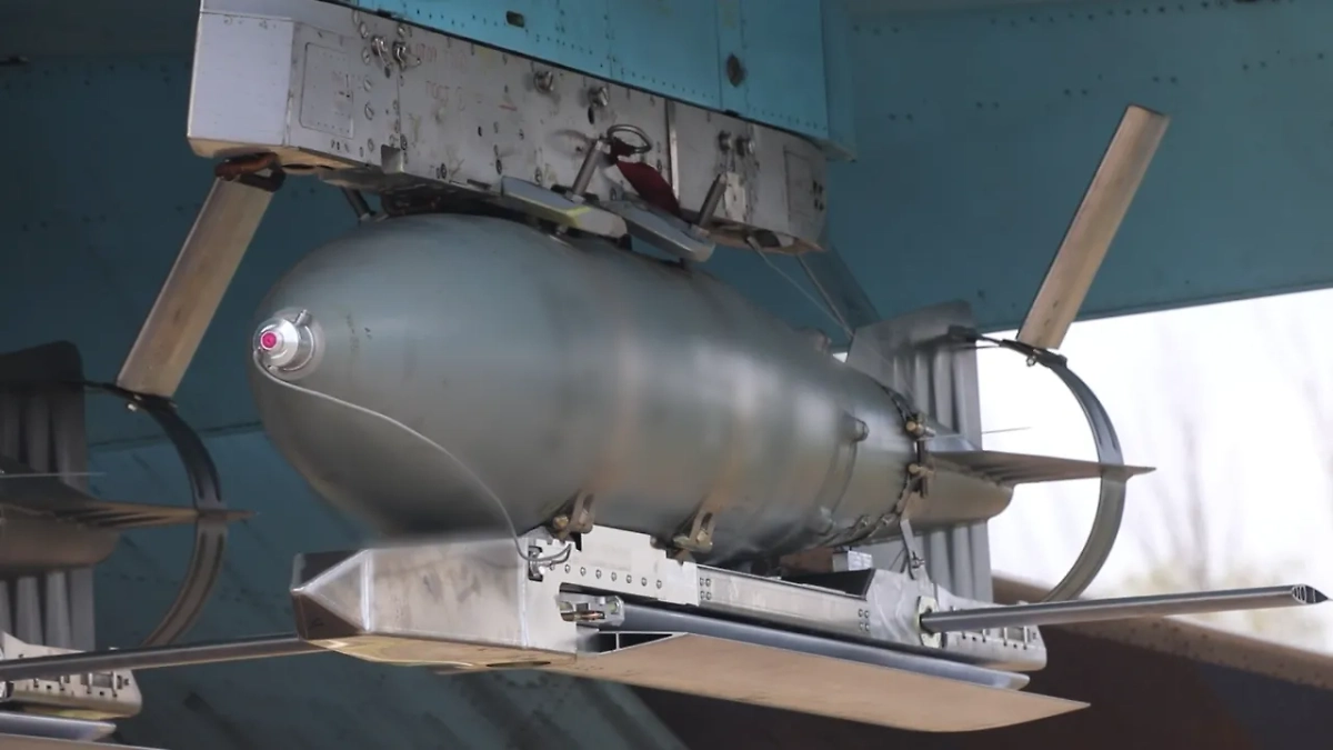 ФАБ-500Т с модулем УМПК под крылом Су-34. Обложка © Wikipedia / Mil.ru