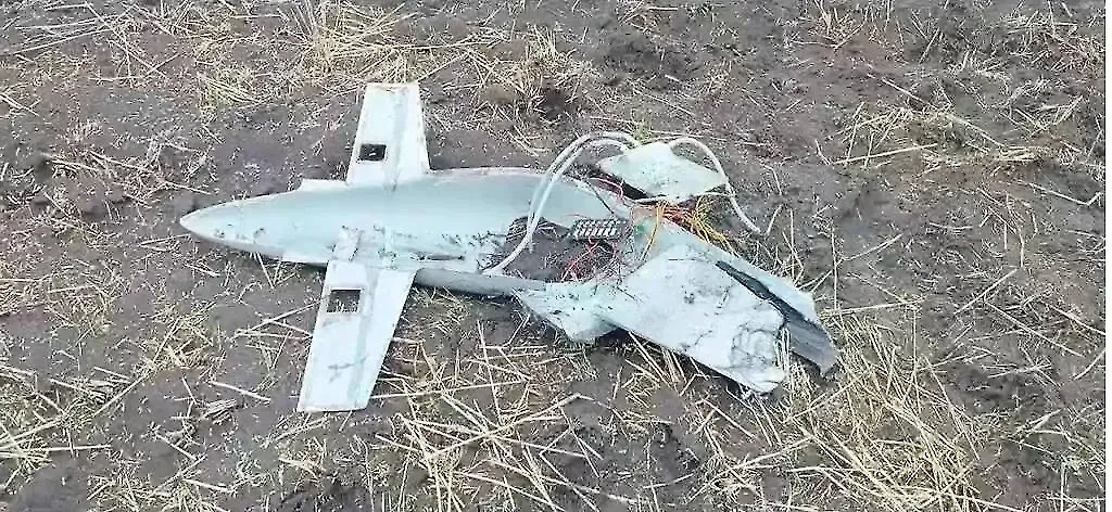 Обломок сбитого дрона. Обложка © Пресс-служба штаба обороны ДНР