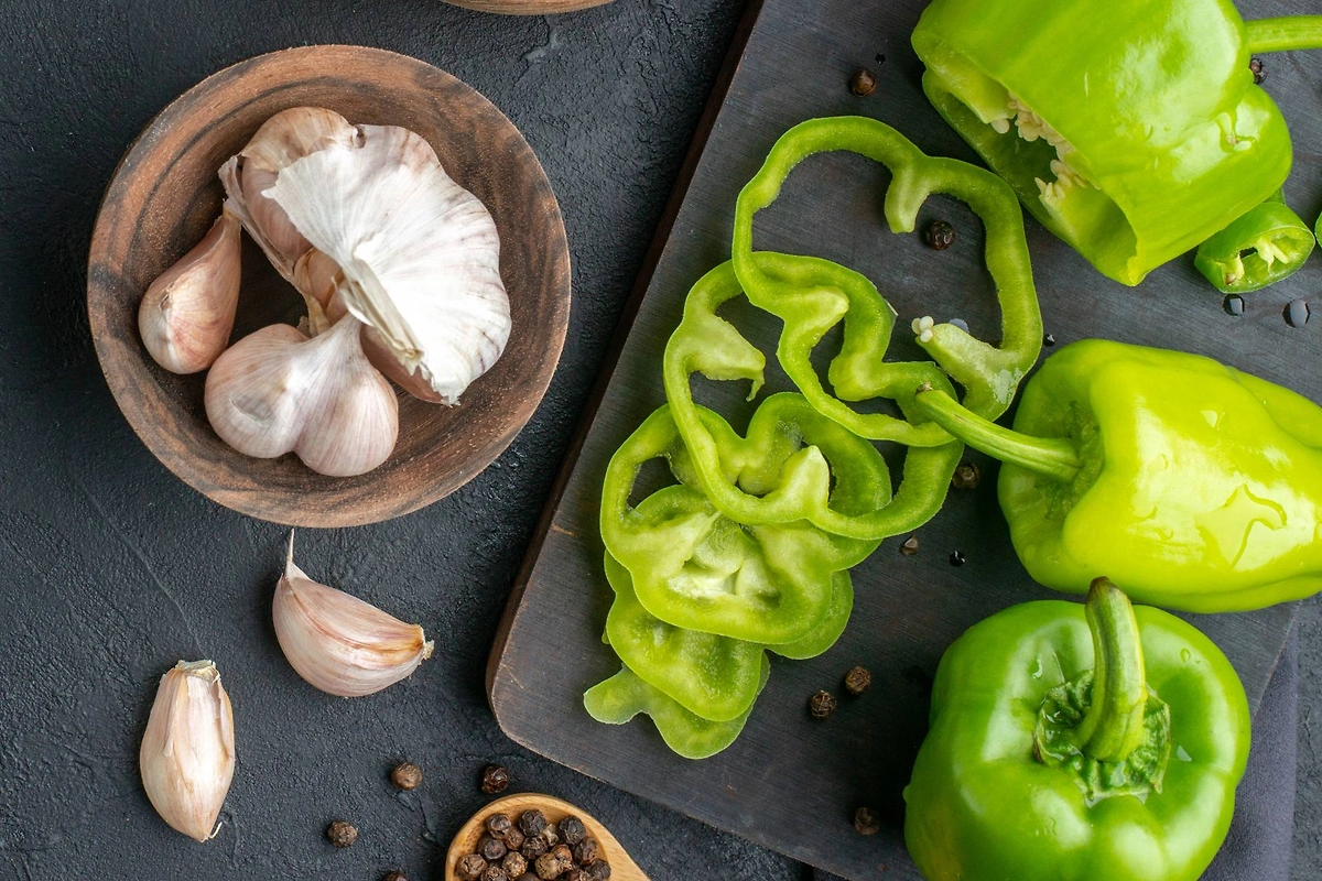 Фаршированные помидоры с перцем и чесноком — как правильно приготовить. Фото © Freepik