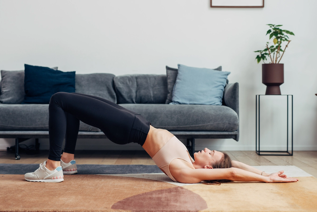 Болит спина после работы: 5 упражнений, которые помогут за 10 минут. Фото © Shutterstock / FOTODOM / Undrey