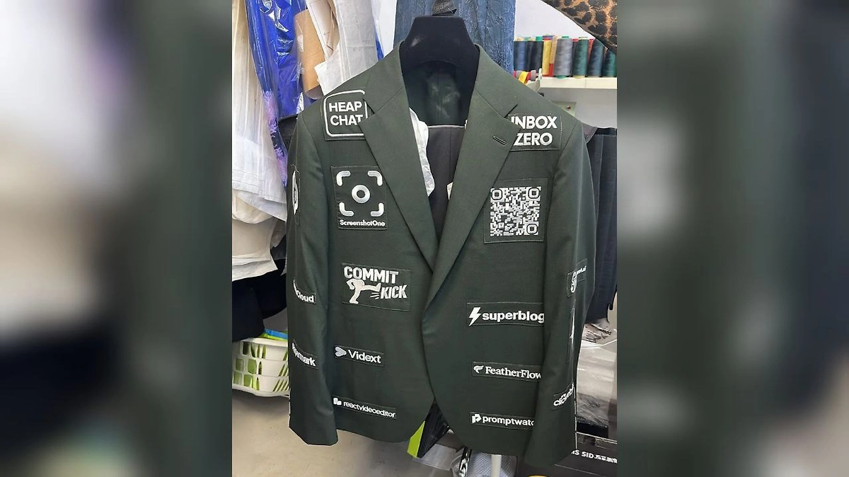 Пиджак жениха, превращённый в свадебный билборд. Фото © Instagram (соцсеть запрещена в РФ; принадлежит корпорации Meta, которая признана в РФ экстремистской) / dagorenouf