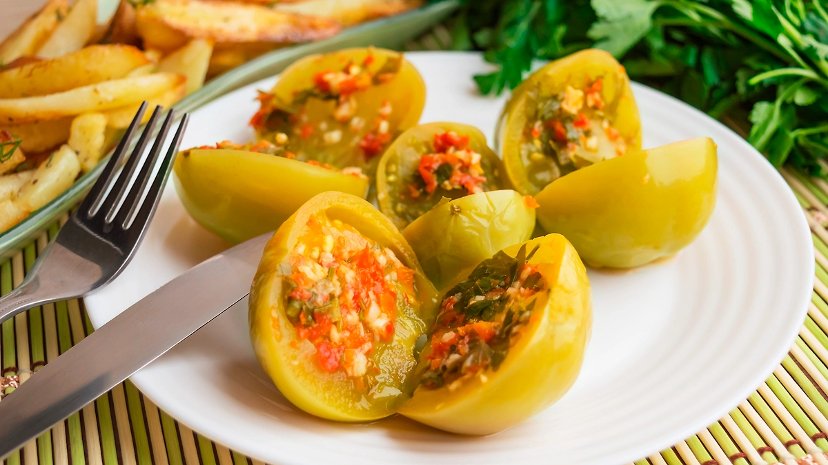 Фаршированные помидоры — закуска по советскому рецепту. Обложка © Shutterstock / FOTODOM / Yaroshenko Maryna