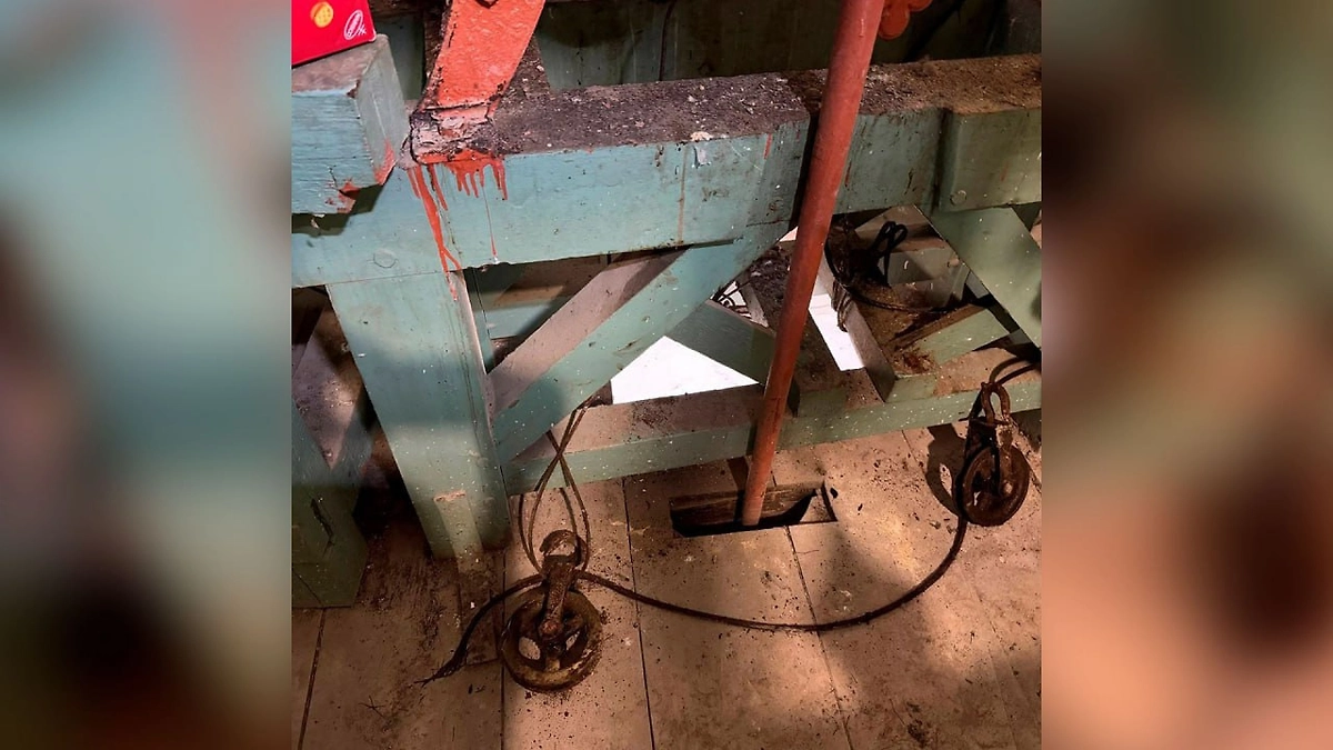 Россиянин восстанавливает церковные часы создателя Джеймса Бонда. Фото © Telegram / РУССКИЕ НА ЯМАЙКЕ