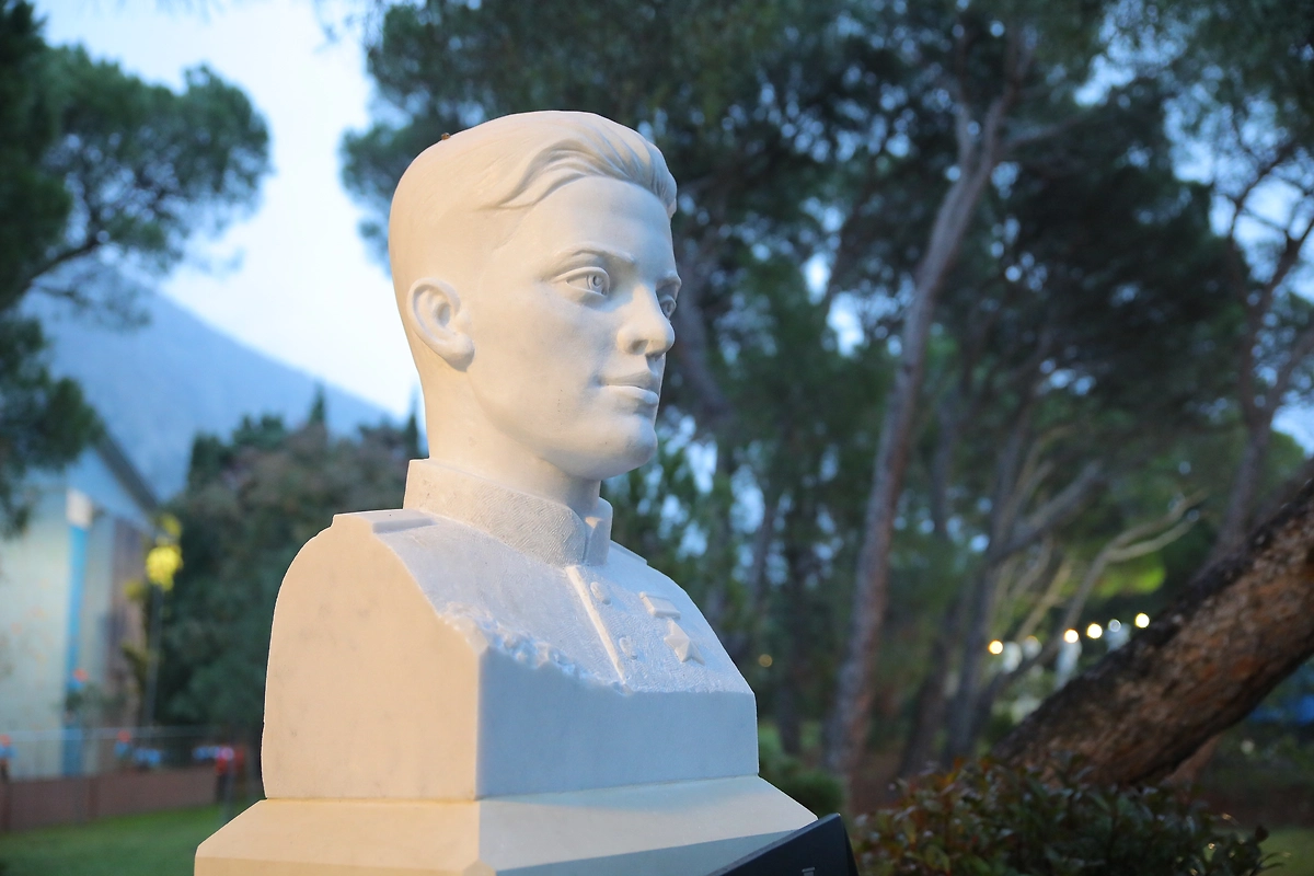 Бюст Герою России Назару Енину. Фото © Предоставлено Life.ru