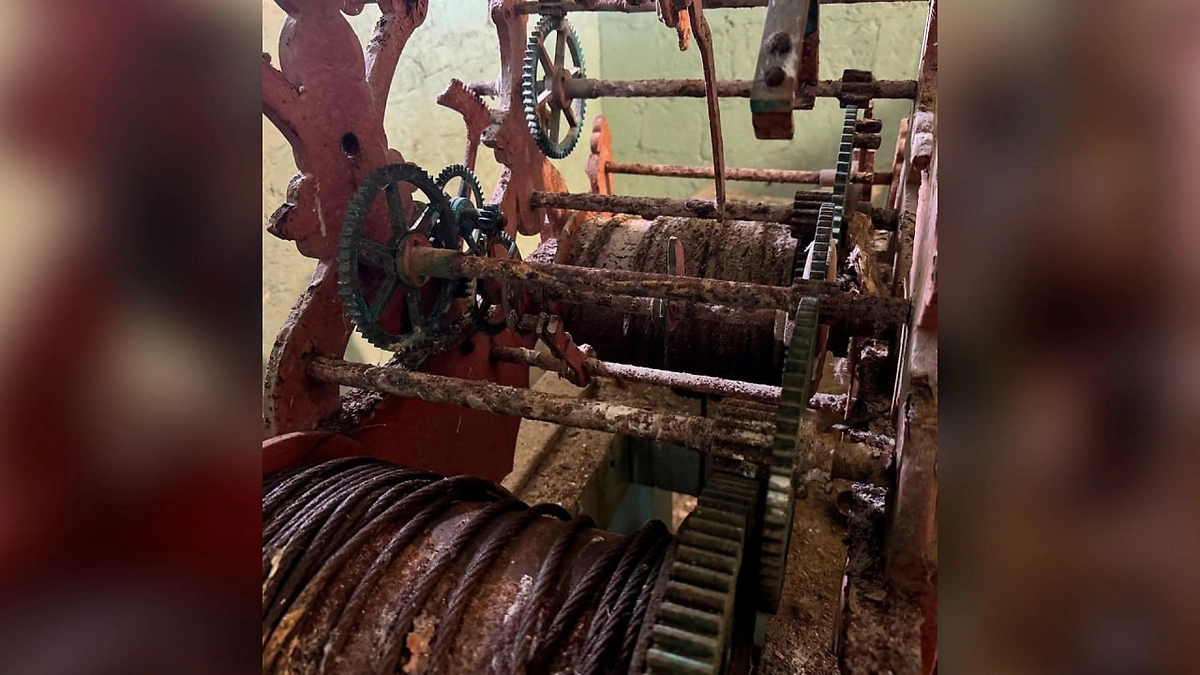 Россиянин восстанавливает церковные часы создателя Джеймса Бонда. Фото © Telegram / РУССКИЕ НА ЯМАЙКЕ