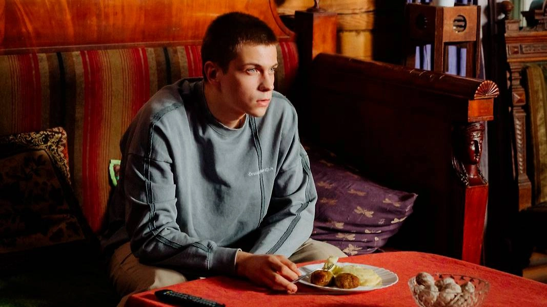 Фильм «Огненный мальчик» 2025 года — какие отзывы будут на этот шедевр российского кино? Фото © Кадр из фильма «Огненный мальчик», режиссёр Надежда Михалкова, сценаристы Марина Степнова, Надежда Михалкова / Kino-teatr