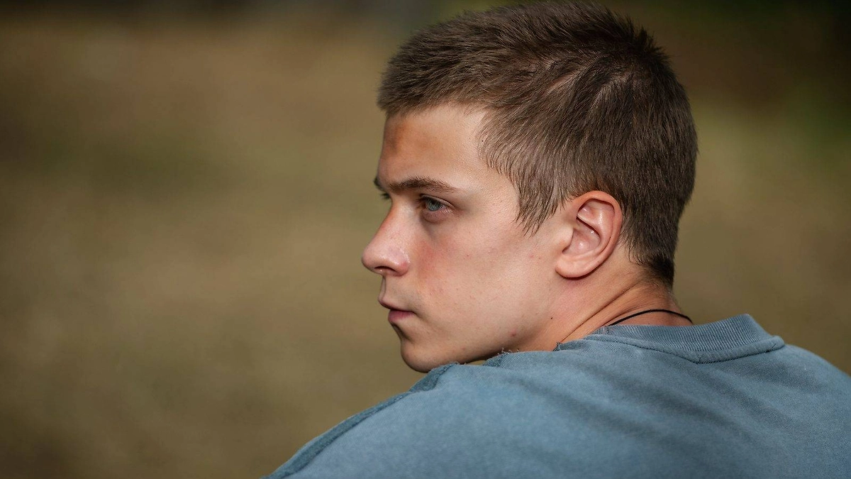 «Огненный мальчик» — фильм о том, каково быть сыном депутата. Фото © Кадр из фильма «Огненный мальчик», режиссёр Надежда Михалкова, сценаристы Марина Степнова, Надежда Михалкова / Kino-teatr