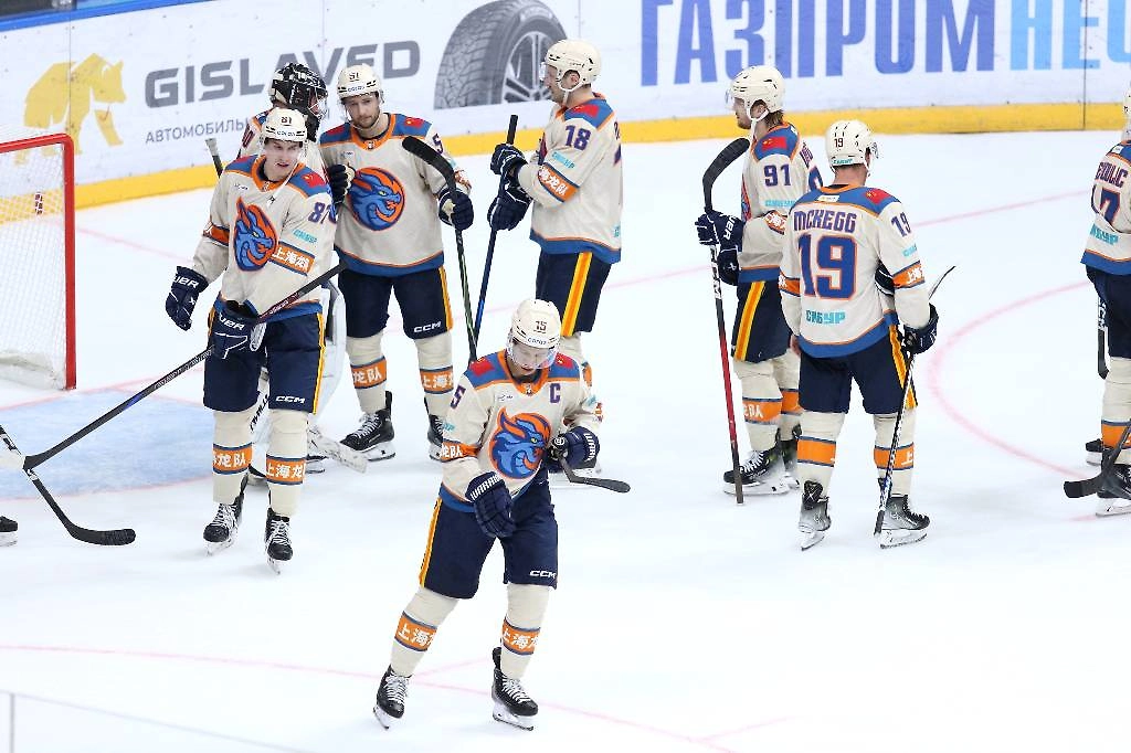 Игроки «Шанхай Дрэгонс» на матче со СКА. Обложка © ТАСС / Максим Константинов