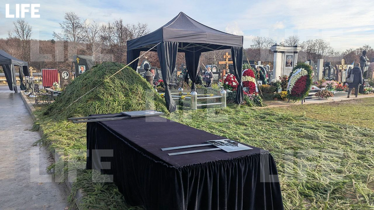 На месте погребения установлен шатёр. Фото © Life.ru