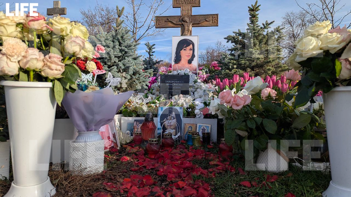 Могила Анастасии Заворотнюк. Фото © Life.ru