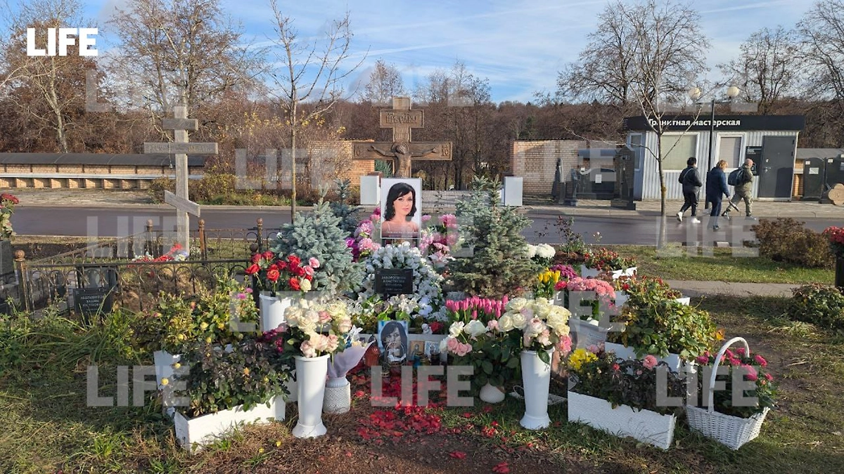 Могила Анастасии Заворотнюк. Фото © Life.ru