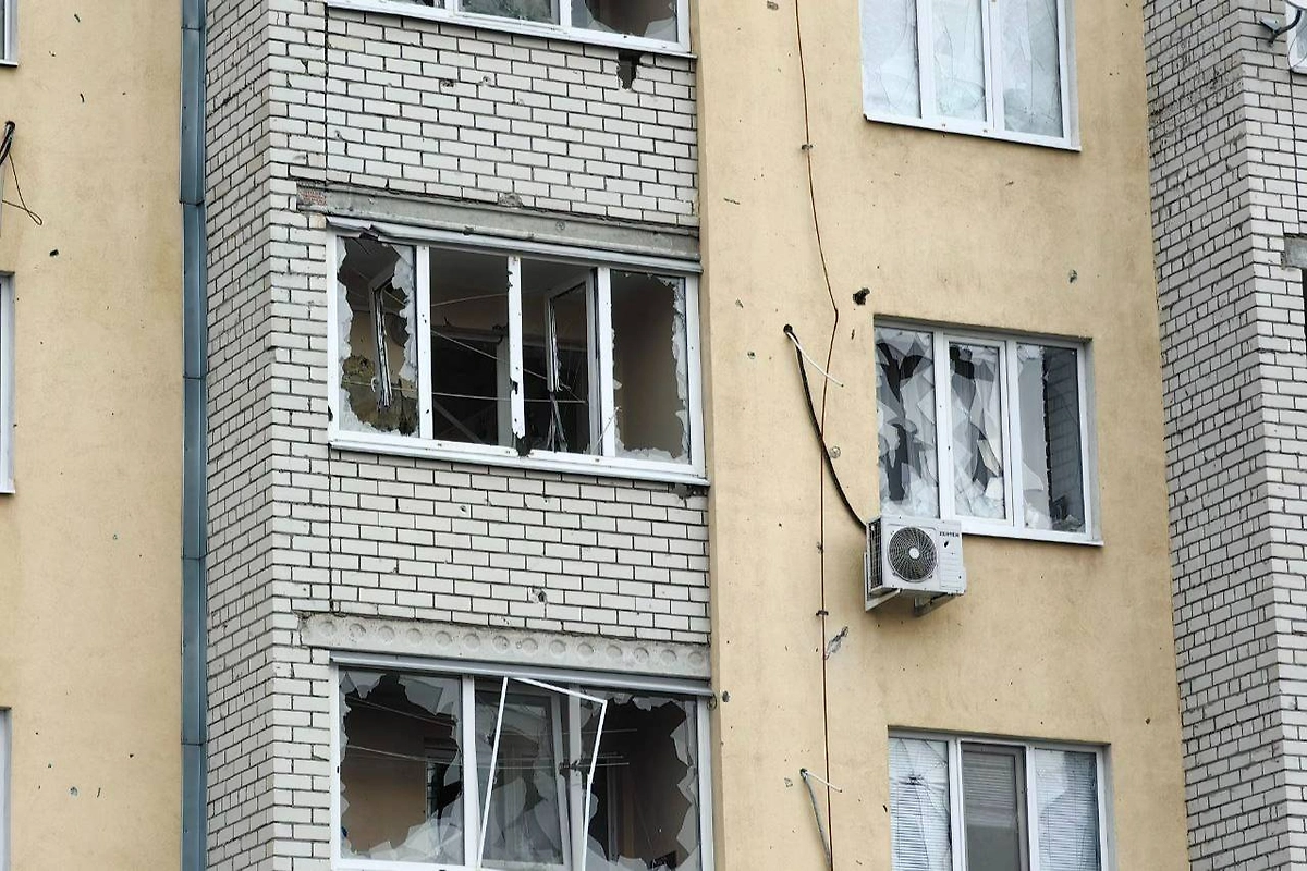 При атаке БПЛА пострадали два человека. Фото © Telegram / Роман Бусаргин