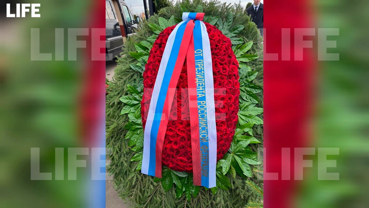 Венок от Путина. Фото © Life.ru