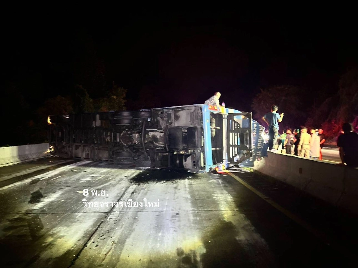 В Таиланде перевернулся автобус с туристами. Фото © Facebook (признан экстремистской организацией и запрещён на территории Российской Федерации) / วิทยุจราจร จราจรเพื่อชุมชนเชียงใ