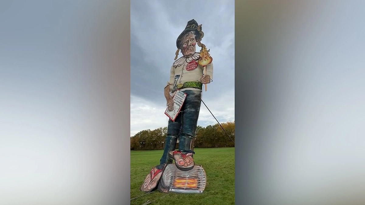 В Великобритании сожгли чучело Стармера в Ночь Гая Фокса. Фото © X / Lee James