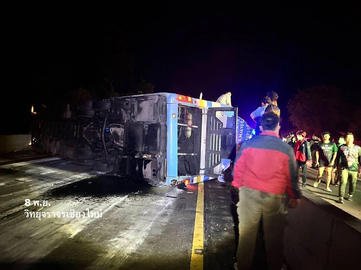 В Таиланде перевернулся автобус с туристами. Фото © Facebook (признан экстремистской организацией и запрещён на территории Российской Федерации) / วิทยุจราจร จราจรเพื่อชุมชนเชียงใ
