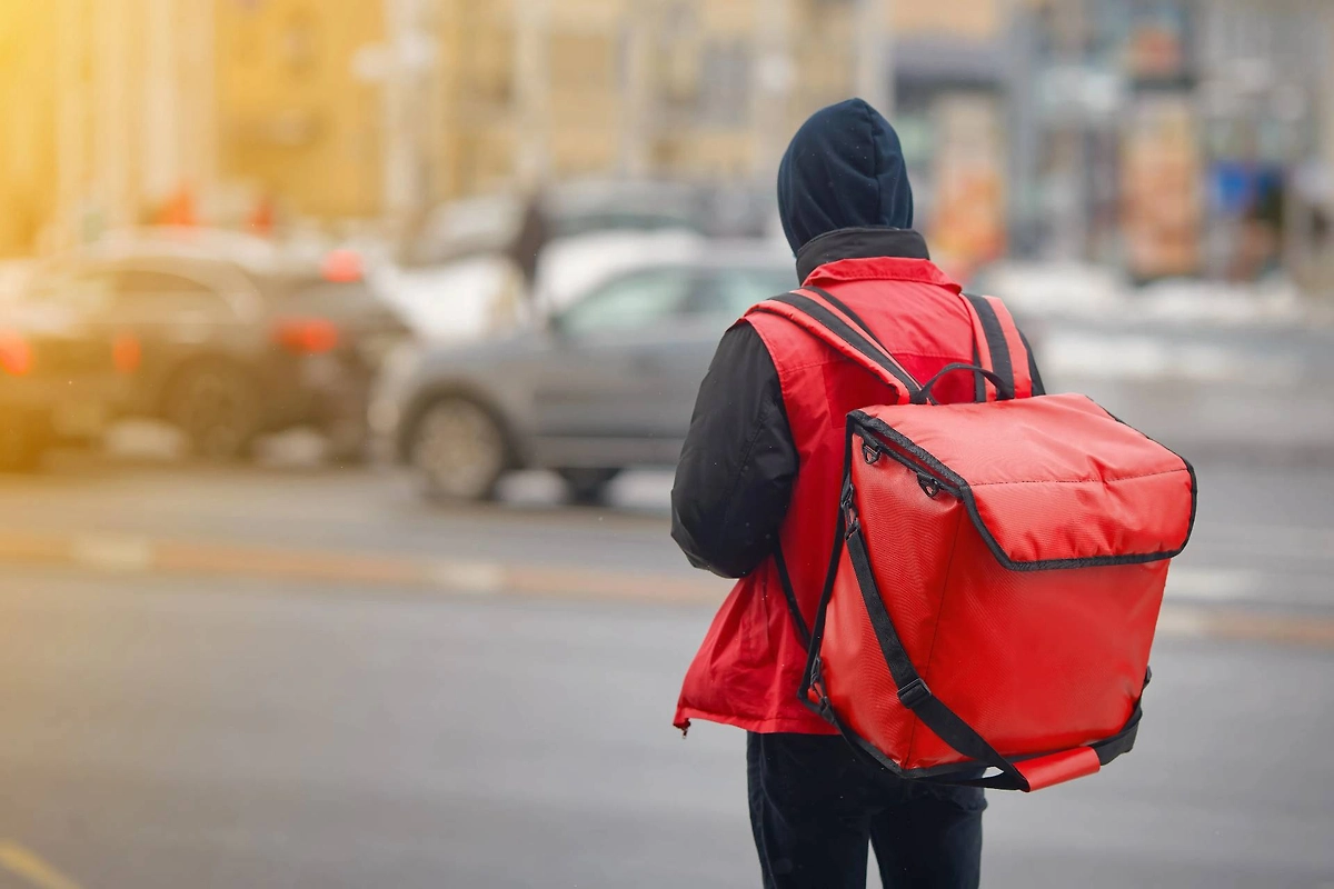 Курьеры получают всё больше. Фото © Shutterstock / FOTODOM / Tricky_Shark